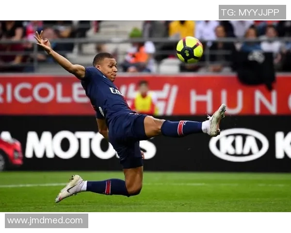 足球场球星尴尬走光瞬间盘点 揭秘背后不为人知的意外时刻